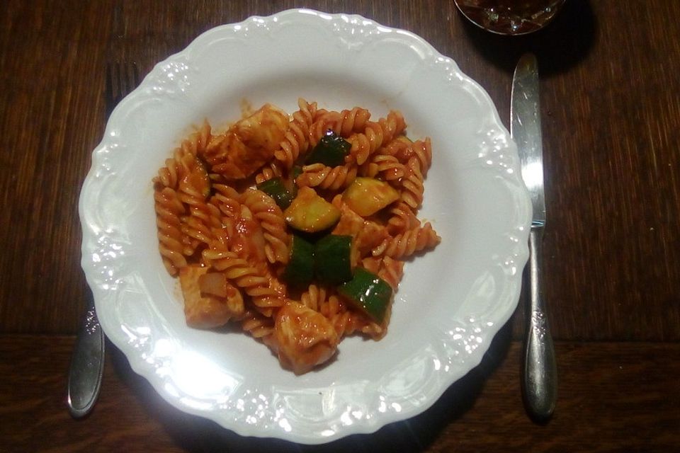 Pasta mit Hähnchen, Zucchini und Tomatensauce