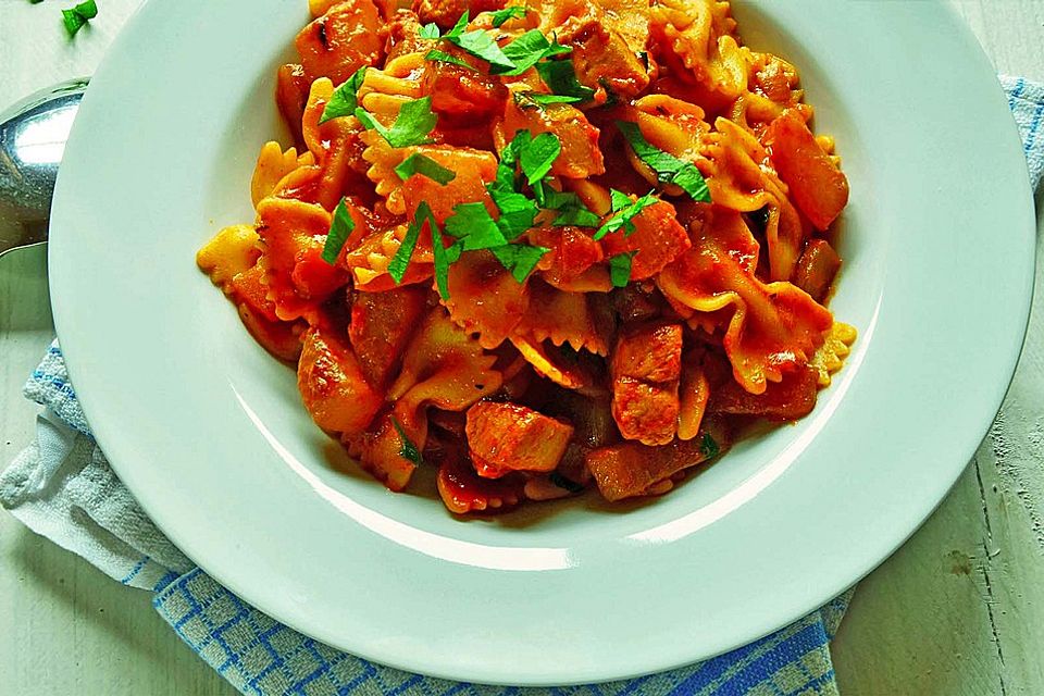 Pasta mit Hähnchen, Zucchini und Tomatensauce