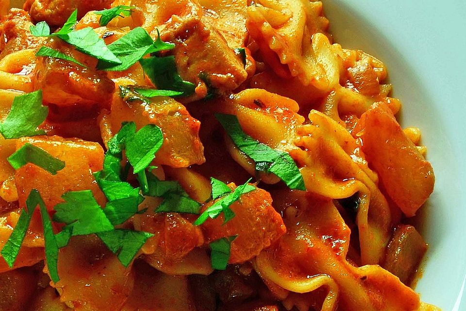 Pasta mit Hähnchen, Zucchini und Tomatensauce