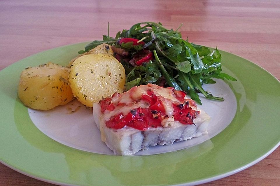 Dorschfilets mit Tomaten-Kräutertopping an Rucolasalat