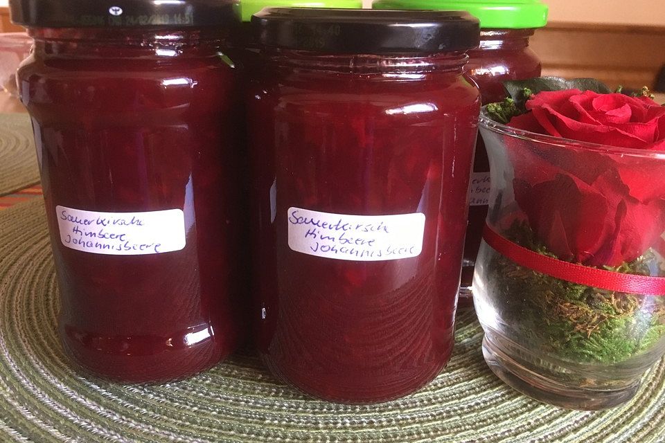 Sauerkirsch-Johannisbeer-Himbeermarmelade mit Pfiff