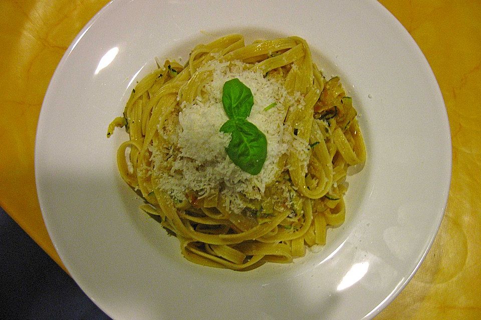 Linguine mit Zucchini-Raspeln und Tomatenpesto