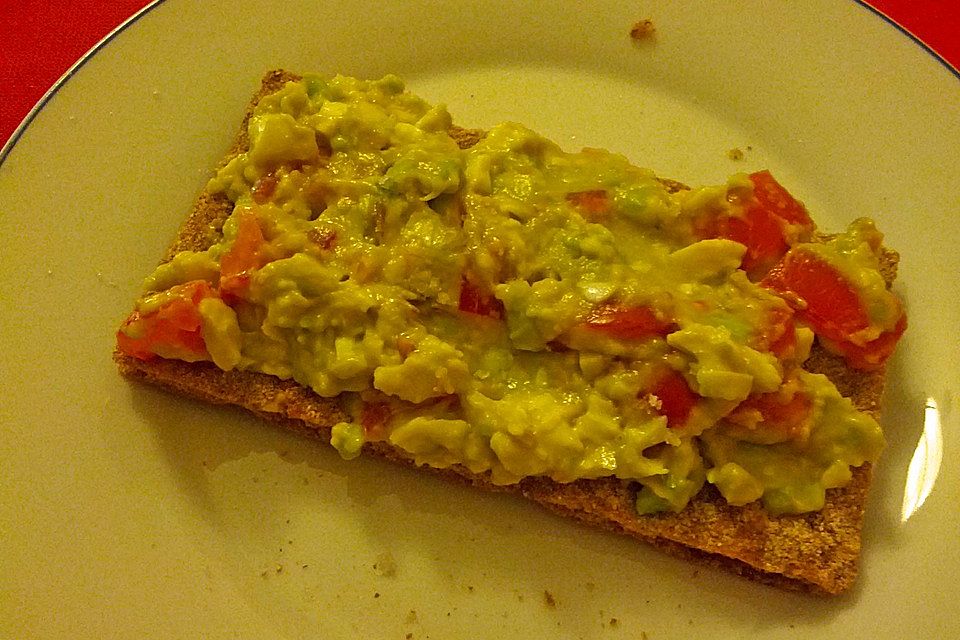 Avocado-Ei-Aufstrich mit Tomaten