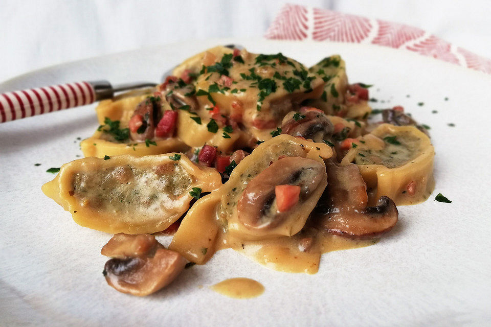 Maultaschen mit Champignon-Sahne-Soße