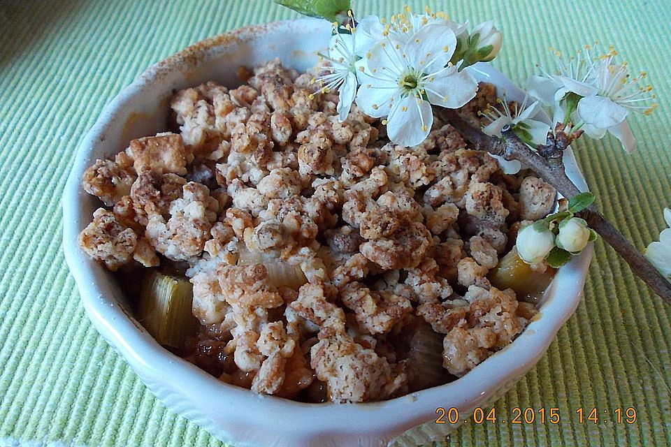 Rhabarber-Müsli-Crumble mit Vanilleeis