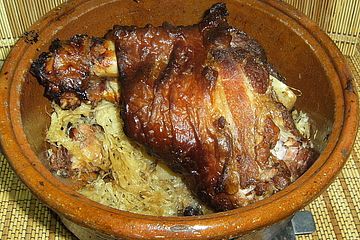 Schweinshaxe mit Sauerkraut, aus dem Tontopf