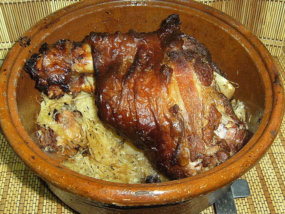Schweinshaxe mit Sauerkraut, aus dem Tontopf von RedHarlow| Chefkoch