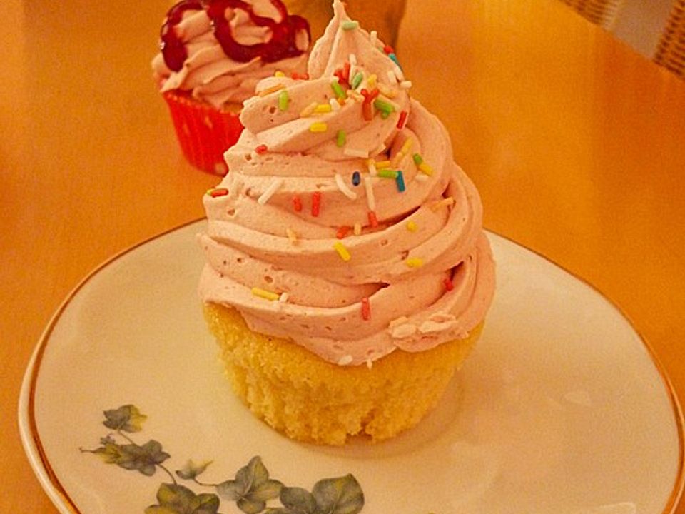 Vanille-Cupcakes mit Puddingfüllung und Marmeladenbuttercreme | Chefkoch