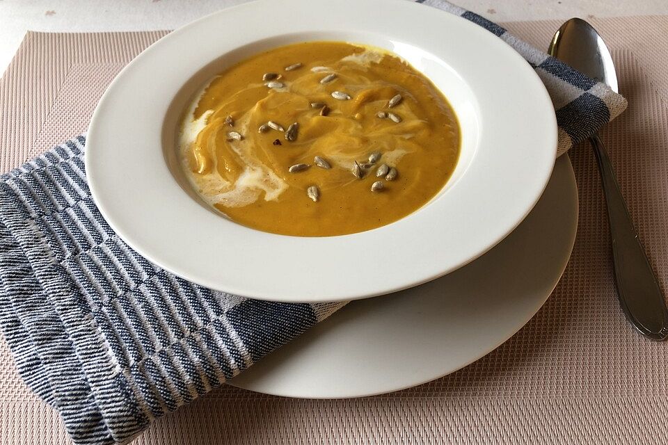 Kürbissuppe mit Süßkartoffeln und Erdnussbutter