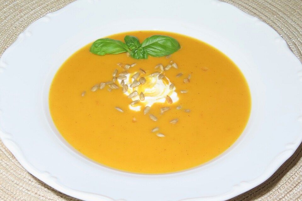 Kürbissuppe mit Süßkartoffeln und Erdnussbutter