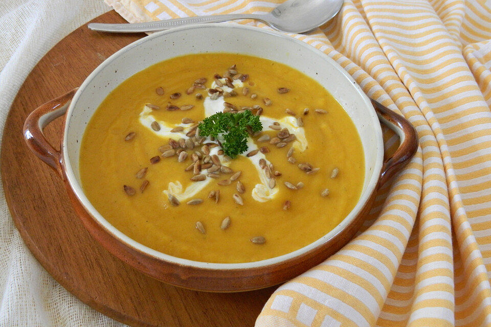 Kürbissuppe mit Süßkartoffeln und Erdnussbutter