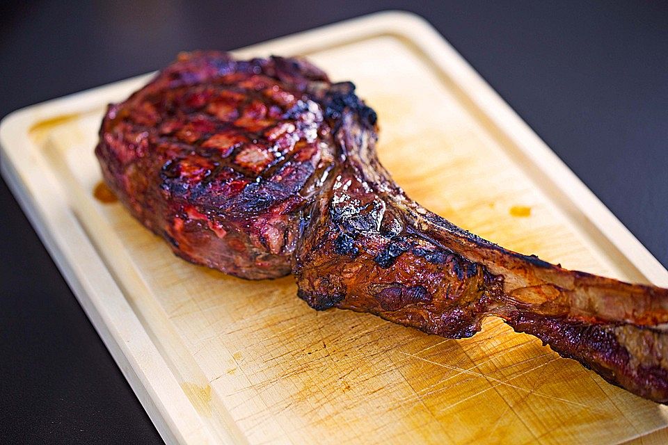 Tomahawk Steak Dry Aged vom Grill