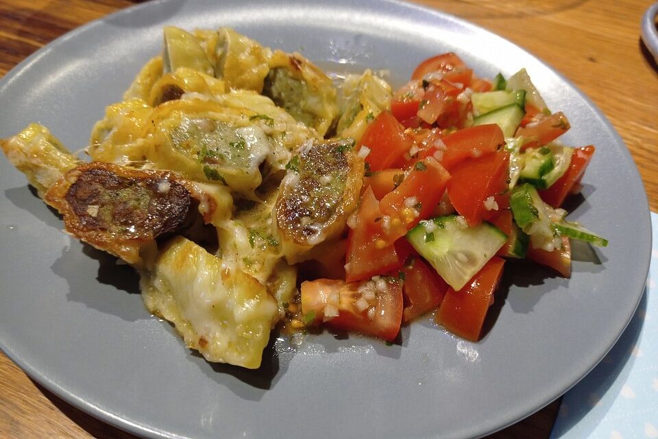 Maultaschen aus dem Kontaktgrill mit Gurken und Tomaten in Crema di Balsamico