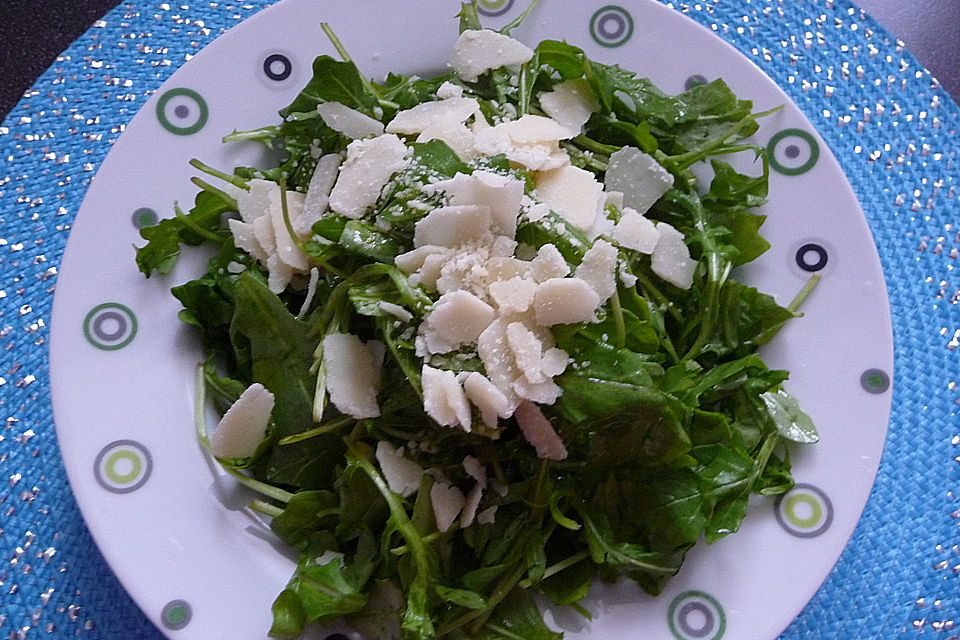 Rucola Salat mit einem Balsamico-Honig-Kürbiskernöl Dressing