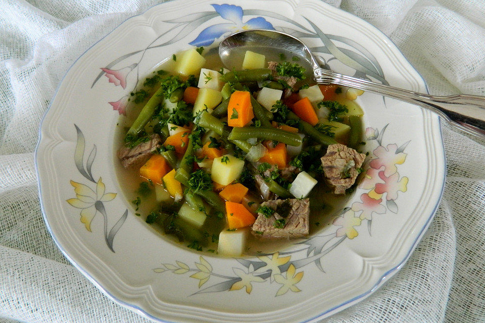 Leichte Gemüsesuppe mit Rind