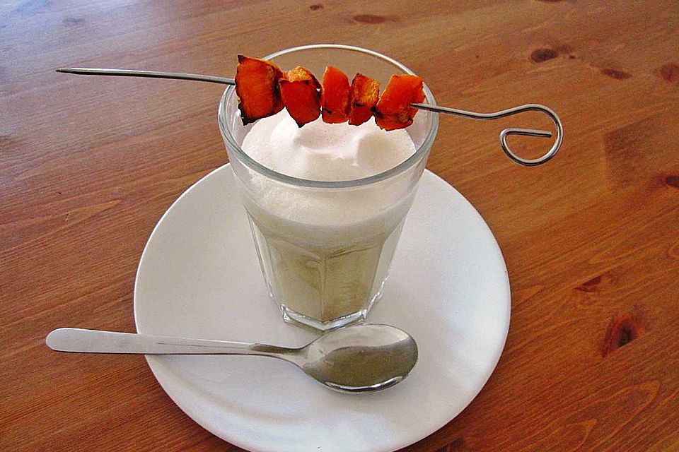 Getrüffelter Cappuccino von weißen Bohnen mit Kürbisbonbons