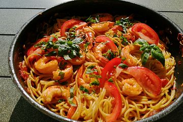 Garnelen-Spaghetti mit Tomaten und Basilikum