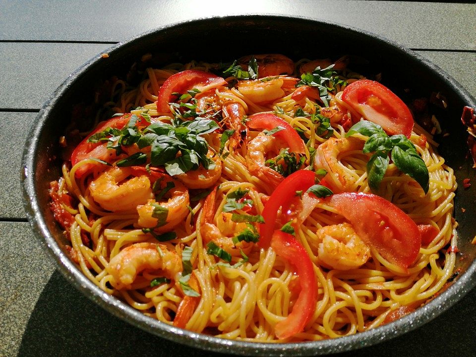 Garnelen-Spaghetti mit Tomaten und Basilikum von Harrobert| Chefkoch