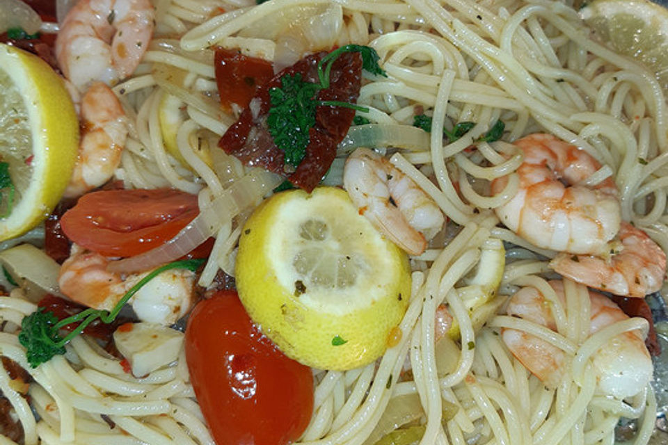 Garnelen-Spaghetti mit Tomaten und Basilikum