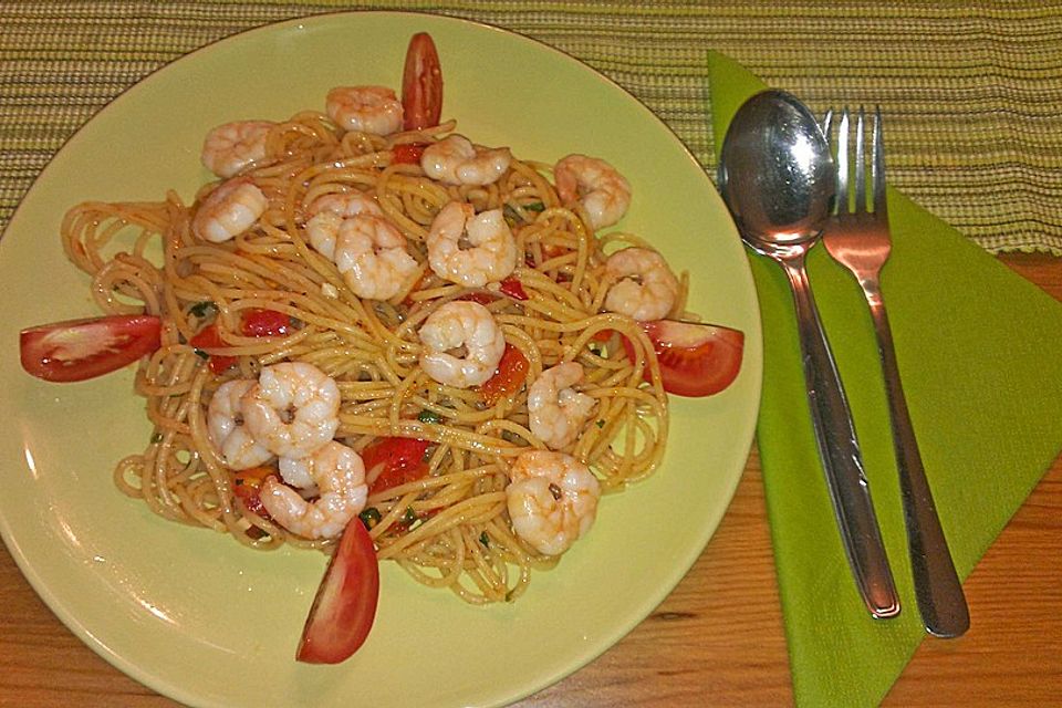 Garnelen-Spaghetti mit Tomaten und Basilikum