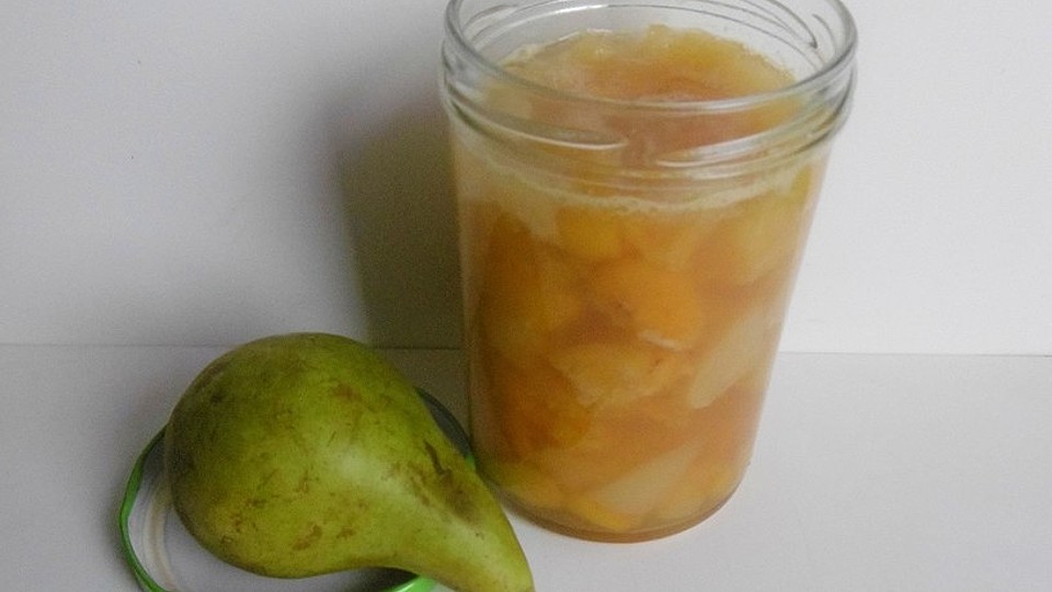 Drei-Frucht-Kompott mit Äpfeln, Birnen, Zwetschgen-image
