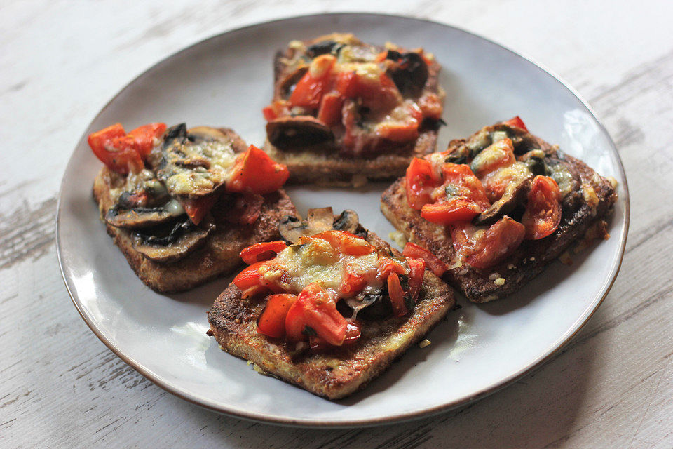 Herzhafter French Toast mit Pilzen und Tomaten