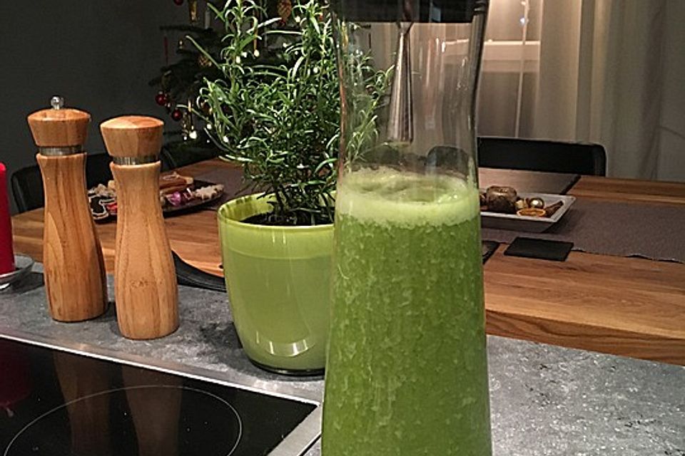 Grüner Smoothie mit Chinakohl, Zucchini, Banane, Apfel und Ingwer