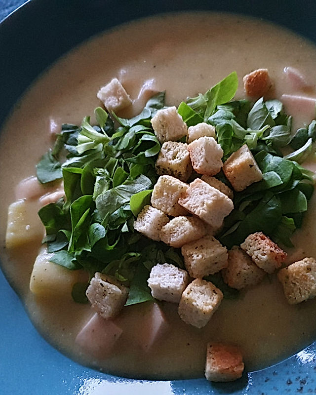 Kartoffelcreme-Suppe mit Lyoner und Rapunzelsalat