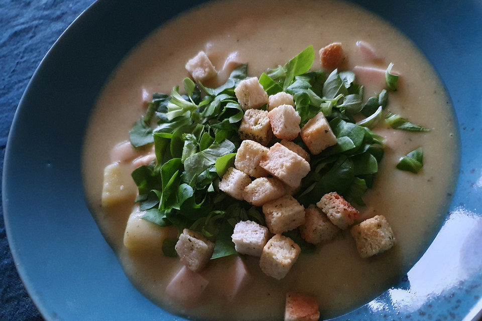 Kartoffelcreme-Suppe mit Lyoner und Rapunzelsalat