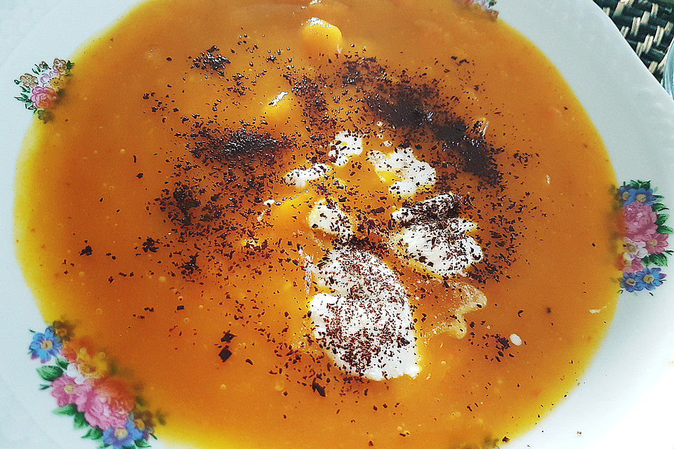 Kürbissuppe mit Aprikosen, Ricotta und dunkler Schokolade