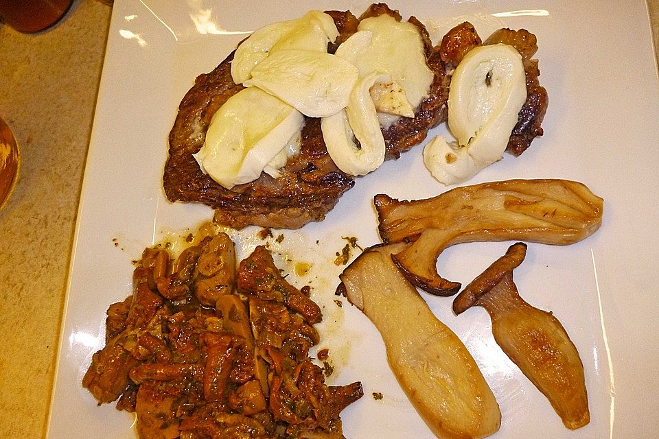 Bisonsteak mit Büffelmozzarella auf Wildpilzgemüse