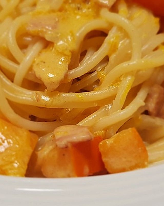 Spaghetti mit Kürbis-Schinken-Frischkäse-Sauce