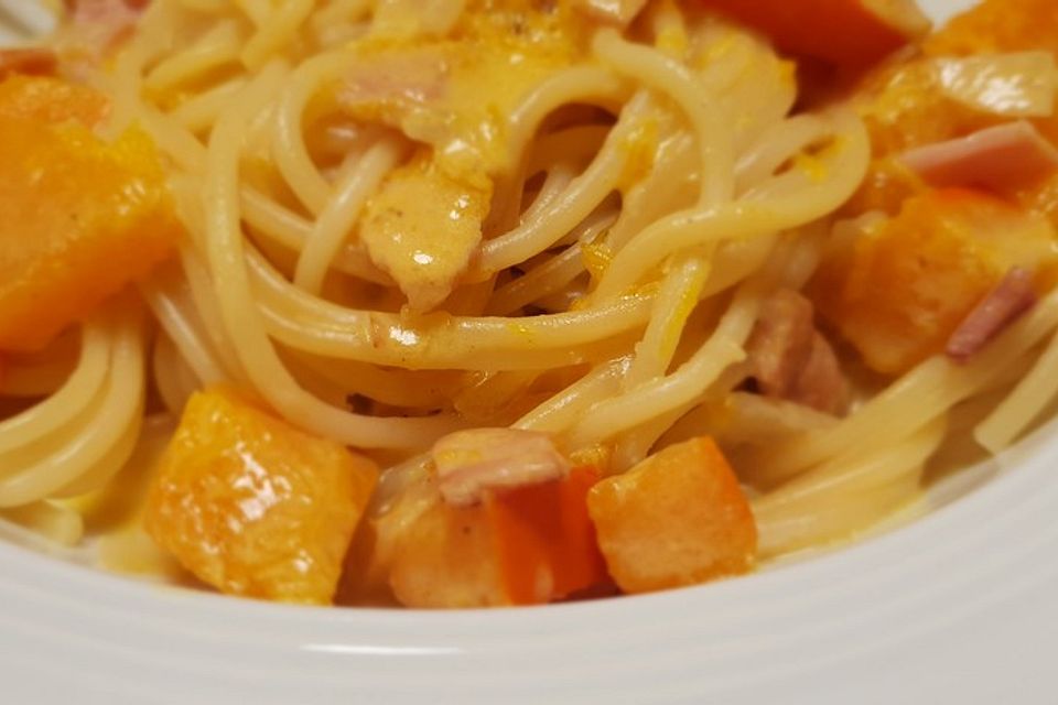 Spaghetti mit Kürbis-Schinken-Frischkäse-Sauce