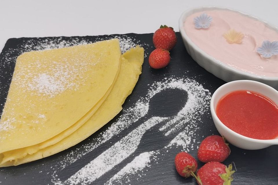 Crêpes mit Erdbeerquark und Erdbeersauce