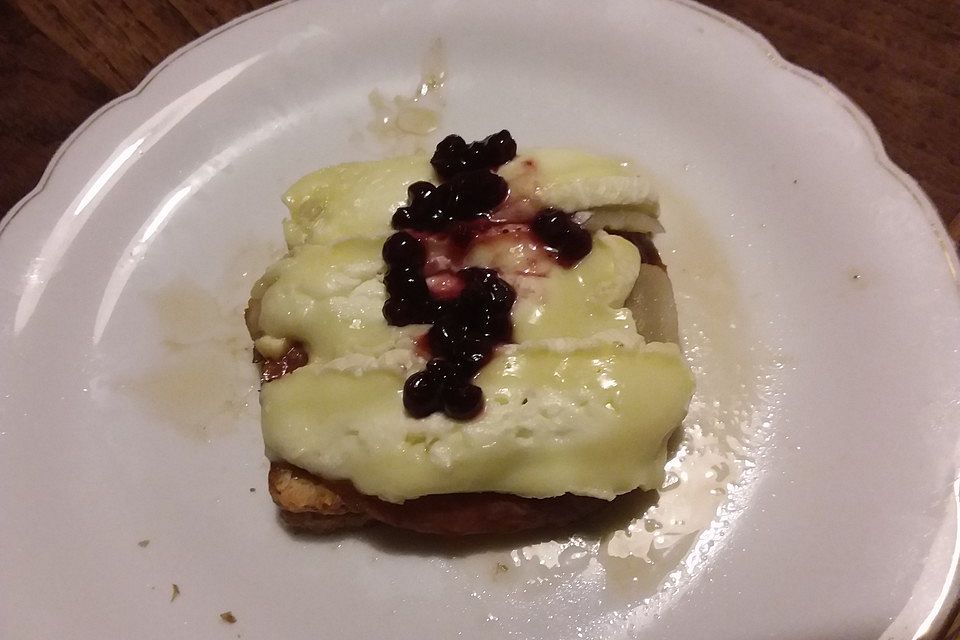 Französischer "Toast Hawaii" mit Birnen und Brie