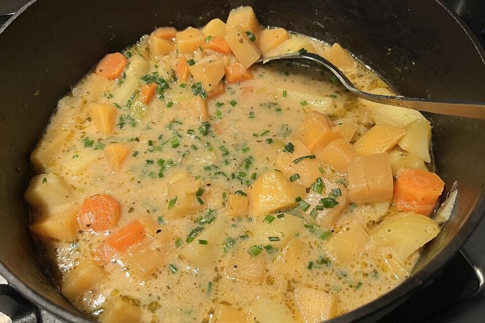 Steckrübeneintopf mit Kartoffeln, Kasseler und Frühlingszwiebeln