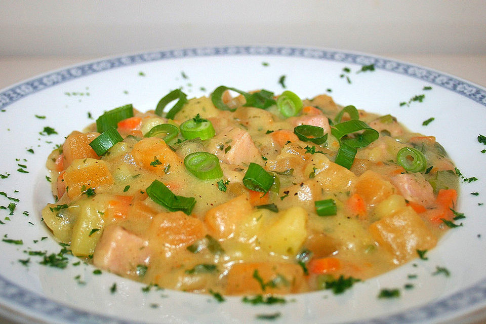 Steckrübeneintopf mit Kartoffeln, Kasseler und Frühlingszwiebeln