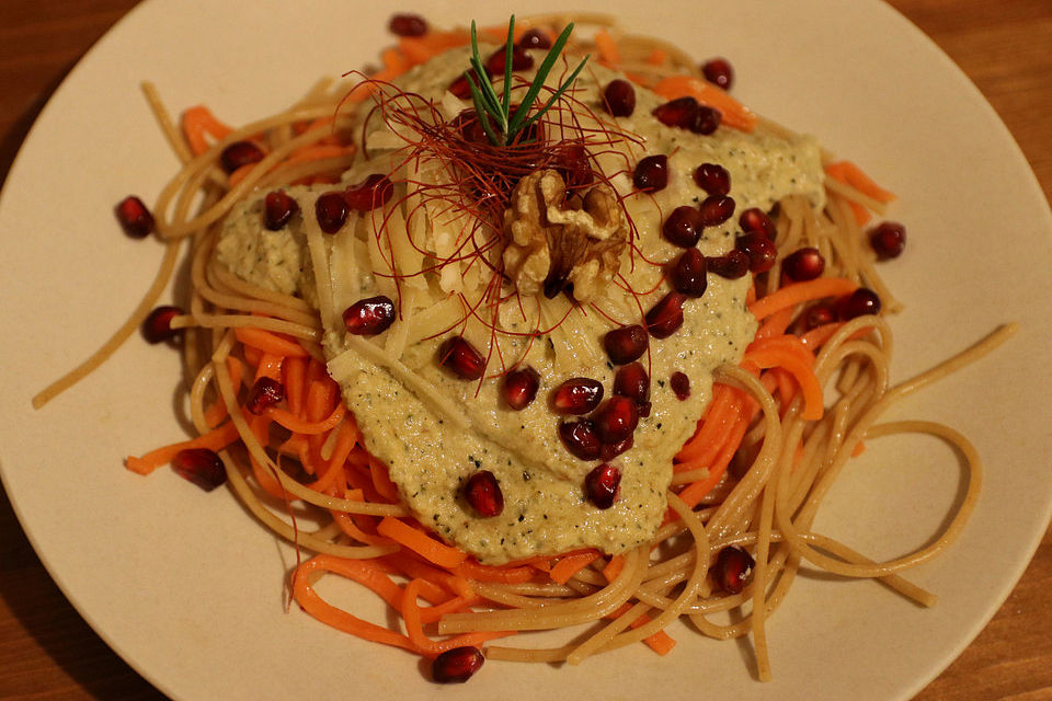 Pasta in Artischocken-Zucchini-Sauce mit gerösteten Walnüssen