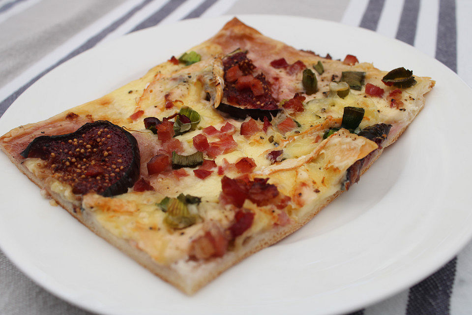 Flammkuchen mit Feigen, Camembert und Bacon