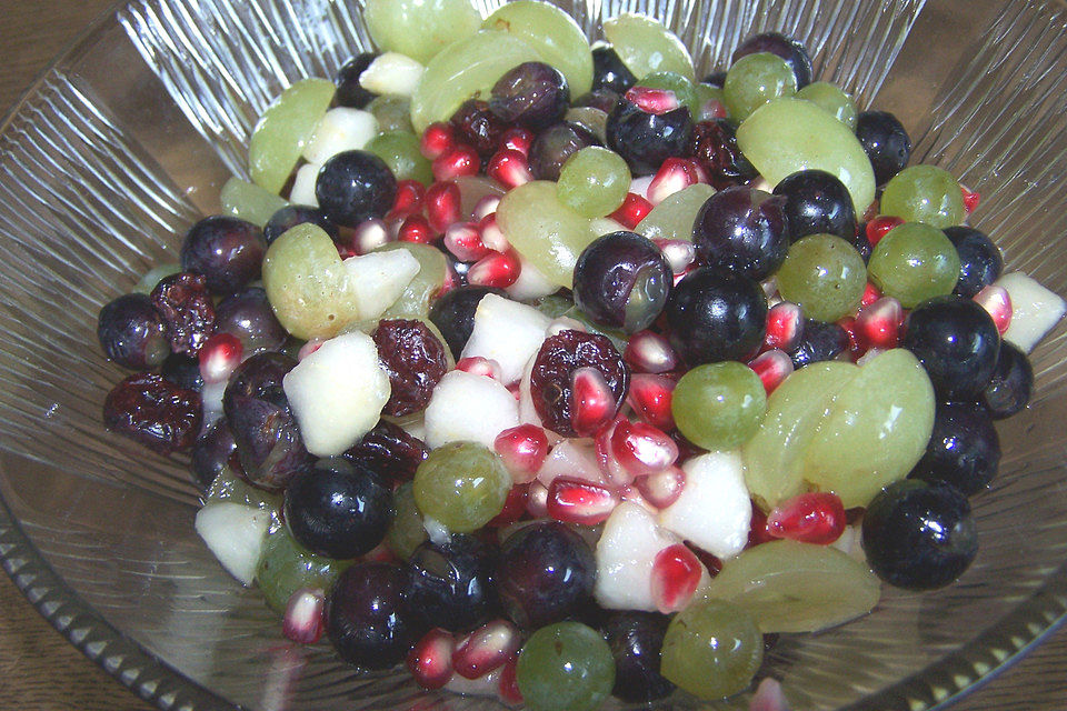 Obstsalat mit getrockneten Cranberries