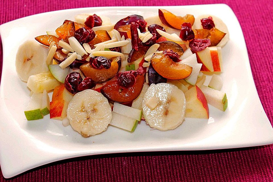 Obstsalat mit getrockneten Cranberries