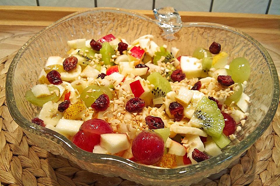 Obstsalat mit getrockneten Cranberries