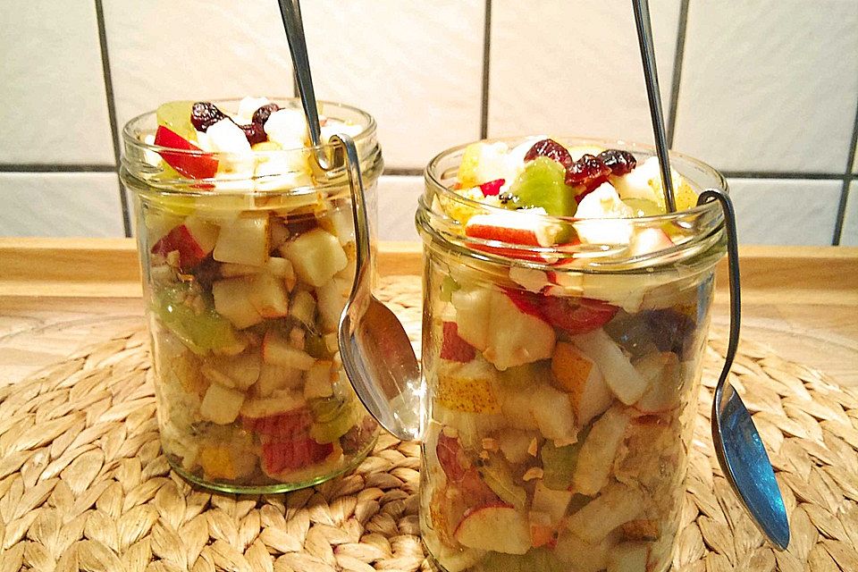 Obstsalat mit getrockneten Cranberries