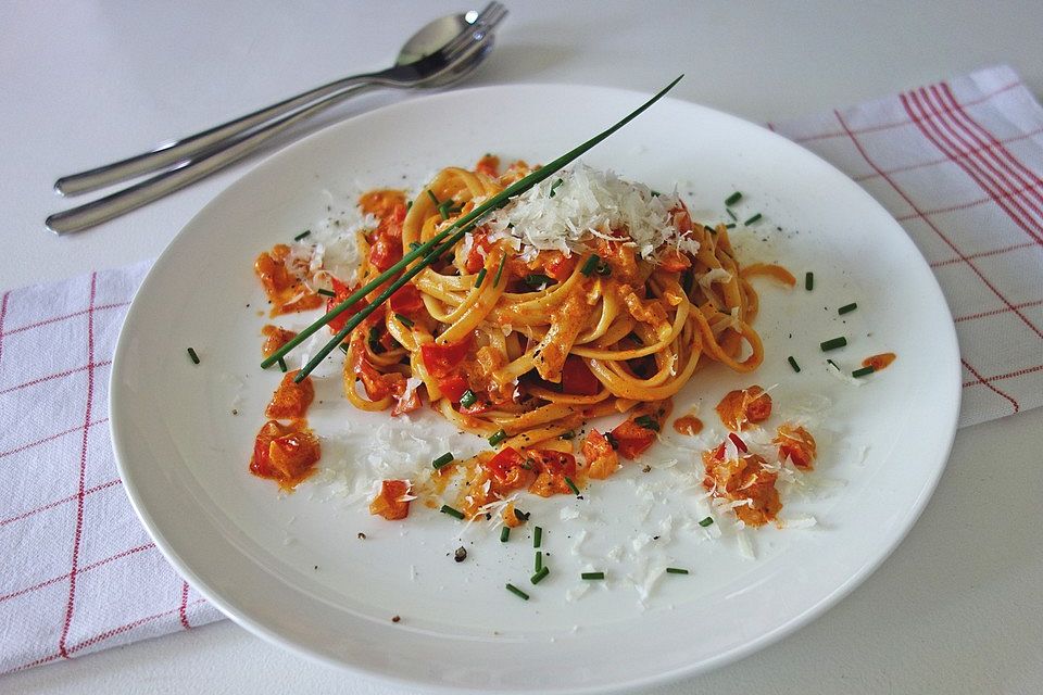 Bandnudeln an Paprika-Rahm-Soße mit Hüttenkäse