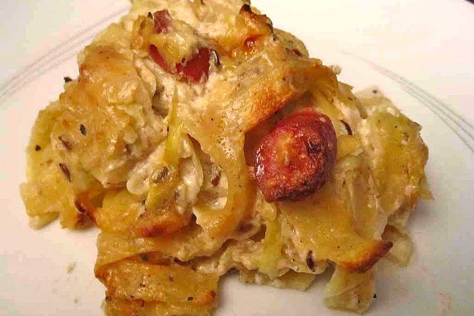 Nudel-Spitzkohl-Gratin mit Mettwürstchen