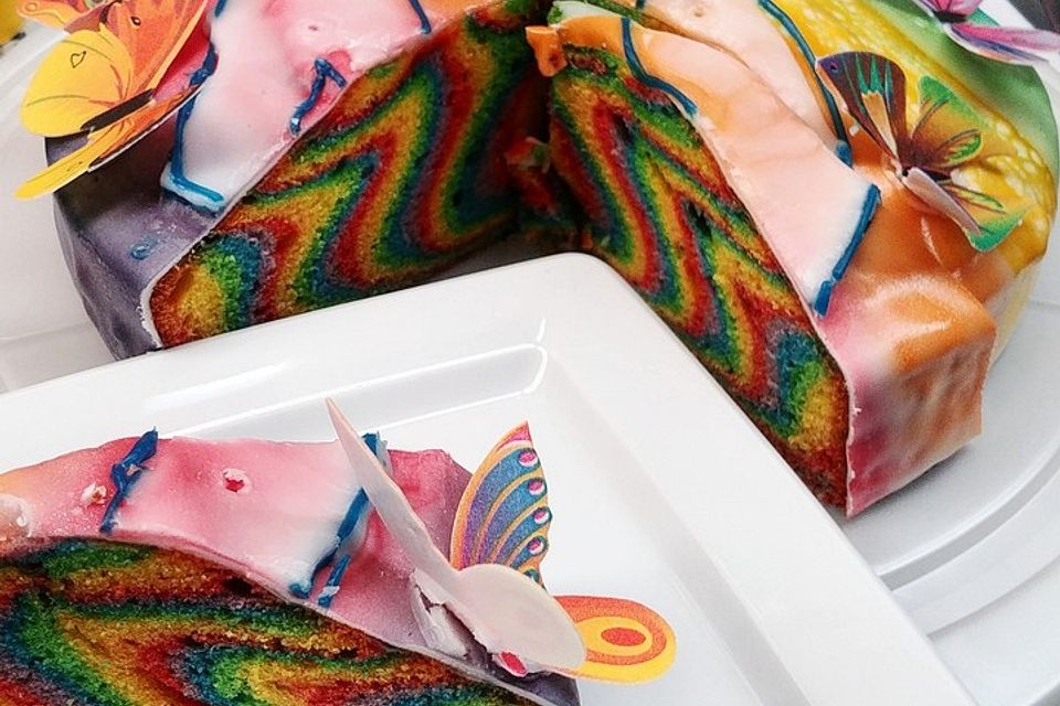 Regenbogenkuchen mit Zitronenlimonade