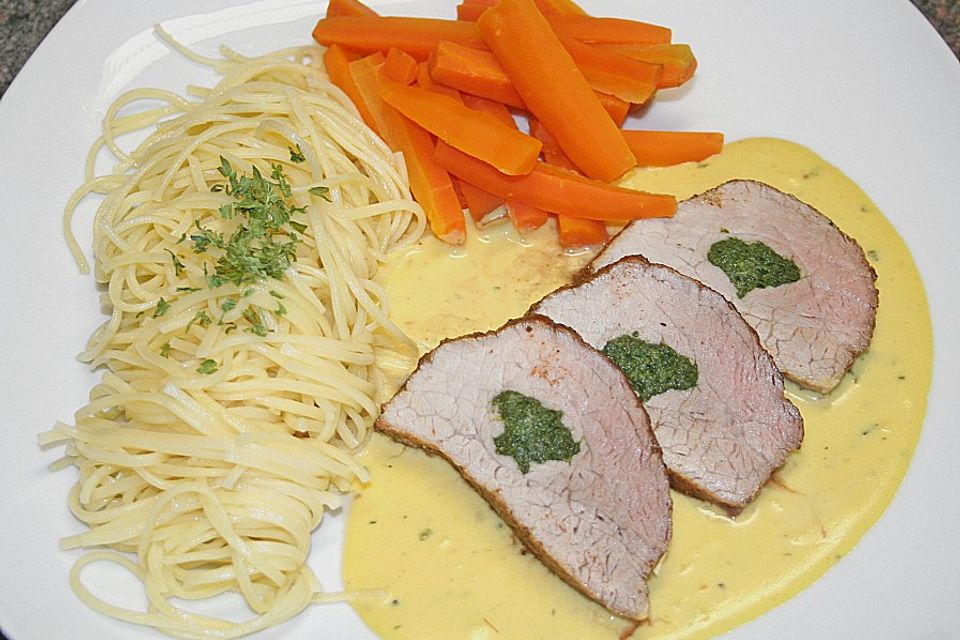 Gefülltes Schweinsfilet in zarter Senfsauce