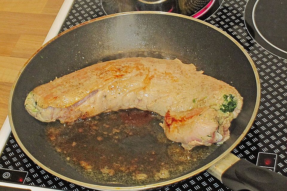 Gefülltes Schweinsfilet in zarter Senfsauce