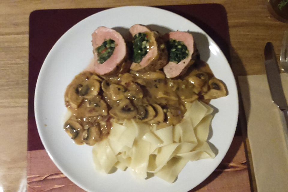 Gefülltes Schweinsfilet in zarter Senfsauce