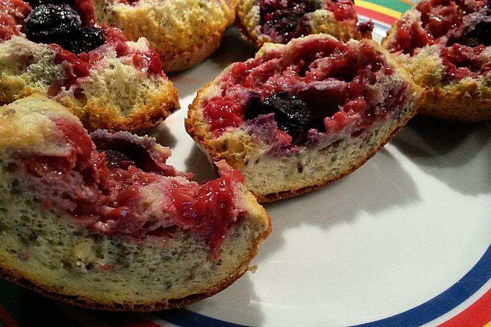 Low-Carb Mini-Küchlein mit Chia-Samen und Beeren